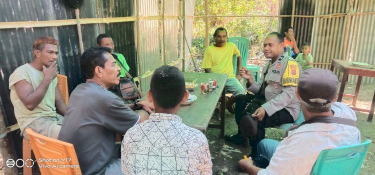 Bhabinkamtibmas Desa Takaplager Nita Sikka Ajak Tokoh Masyarakat dan Pemuda Wujudkan Lingkungan Aman dan Kondusif