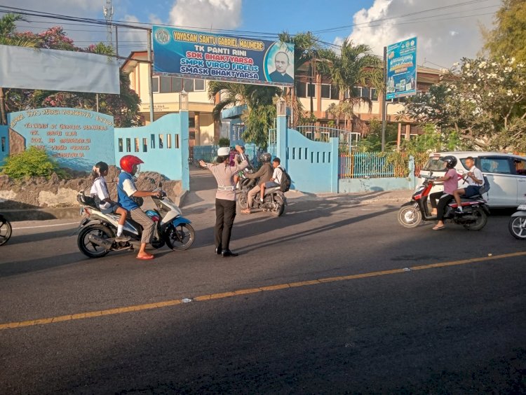 Personil Sat Lantas Polres Sikka Laksanakan Pengaturan Lalu Lintas (Strong Point Pagi)