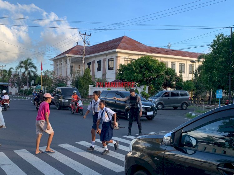 UNIT TURJAWALI SAT. SAMAPTA POLRES SIKKA LAKSANAKAN PATROLI DAN PENGATURAN LALU LINTAS