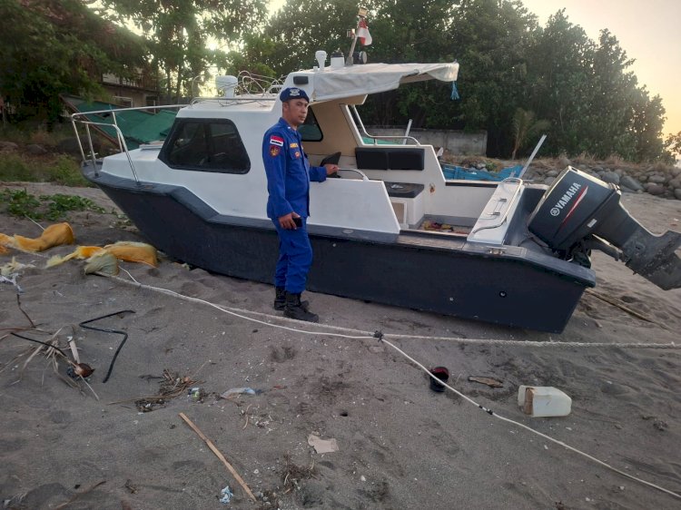 Sat Polairud Polres Sikka Laksanakan Perawatan Kapal di Pesisir Nangghure: Tingkatkan Kesiapsiagaan Patroli Perairan