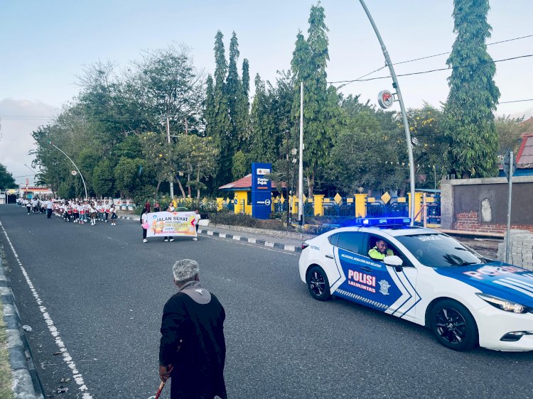 Wujud Nyata Dukungan terhadap Dunia Pendidikan dan Kamseltibcarlantas : Satlantas Polres Sikka Kawal Jalan Sehat HUT SDN 4 Maumere