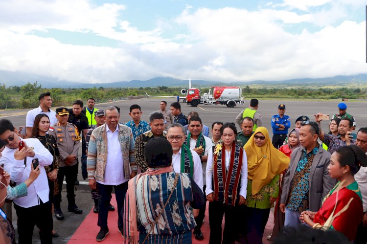 KAPOLRES SIKKA HADIRI PENJEMPUTAN MENKO BIDANG PANGAN ZULKIFLI HASAN DI BANDARA FRANS SEDA MAUMERE