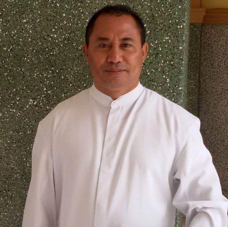 PASTOR PAROKI S.T YOSEPH MAUMERE MEMBERIKAN APRESIASI KEPADA KAPOLRES SIKKA ATAS PROGRAM PENGAMANAN KEGIATAN IBADAH MISA MINGGUAN
