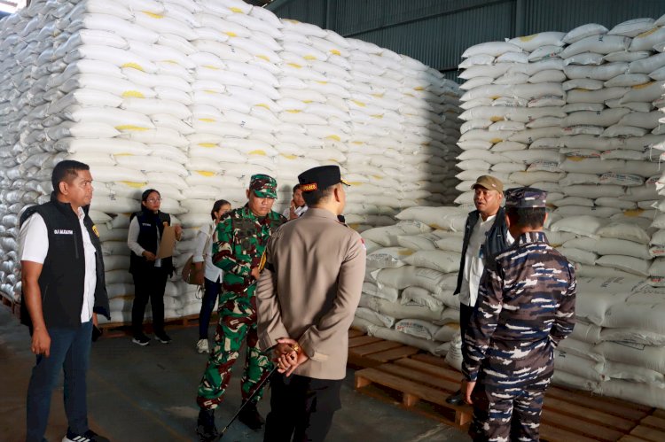 Kapolres Sikka Bersama Forkopimda Tinjau Distribusi dan Harga Sembako di Pasaran