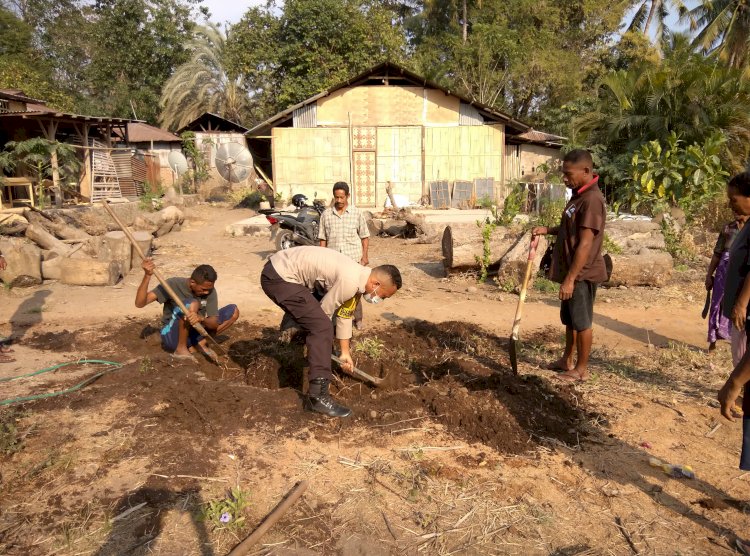Bhabinkamtibmas Wairterang Turun Langsung Dukung Pembangunan Jalan Rabat Desa Lewat Kegiatan Jumat Bersih