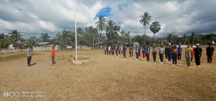 Personil Polsek Nita Polres Sikka Polda NTT Memberikan Latihan Pasukan Pengibar Bendera Merah Putih