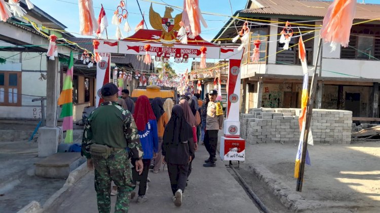 Semarak HUT RI ke-80 2025 di Sikka: Personil Polsek Alok Polres Sikka Polda NTT Bersama Warga Pasang Umbul-Umbul.
