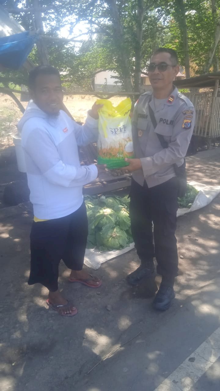 POLSEK WAIGETE POLRES SIKKA POLDA NTT LAKSANAKAN GERAKAN PANGAN MURAH