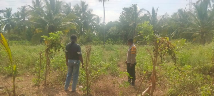 Bhabinkamtibmas Nelle Barat Sikka Dampingi Kelompok Tani “Sinar Tani” Siapkan Lahan Jagung
