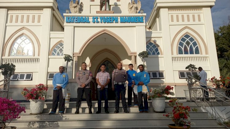 kapolres Sikka Polda NTT Terjunkan Personel Untuk Pengamanan Ibadah/Misa Di Gereja Yang Tersebar di Wilayah Kqb.Sikka