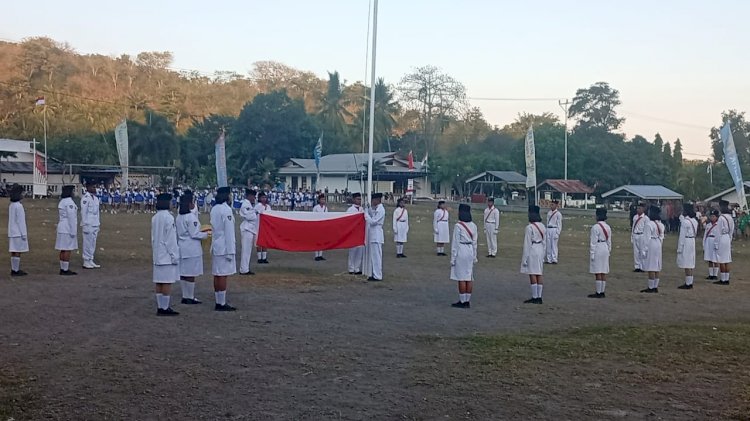 UPACARA PENURUNAN BENDERA MERAH PUTIH TINGKAT KECAMATAN LELA TAHUN 2025