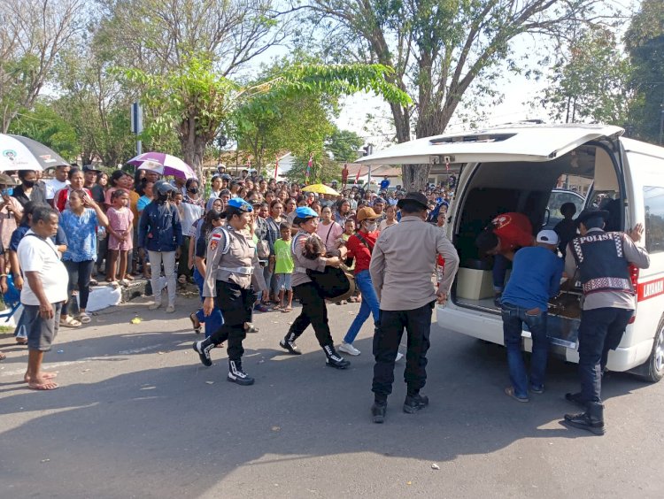 “Tepuk Tangan Warga Iringi Aksi Sigap Polwan Sikka di Karnaval Maumere”