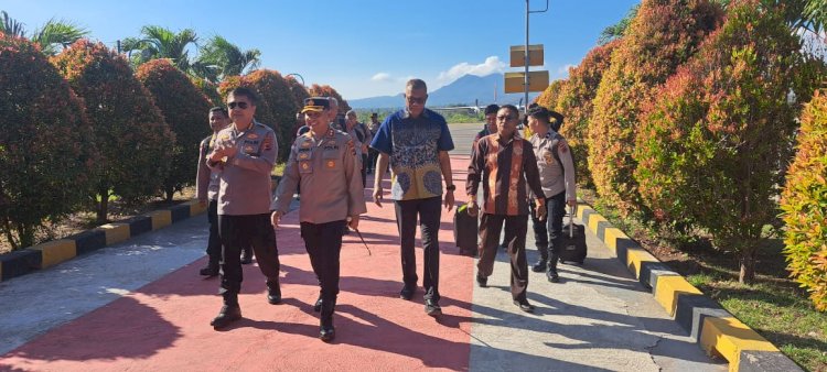 Pesawat Polri Mendarat di Maumere, Tim Asistensi Polda NTT Disambut Forkopimda Sikka