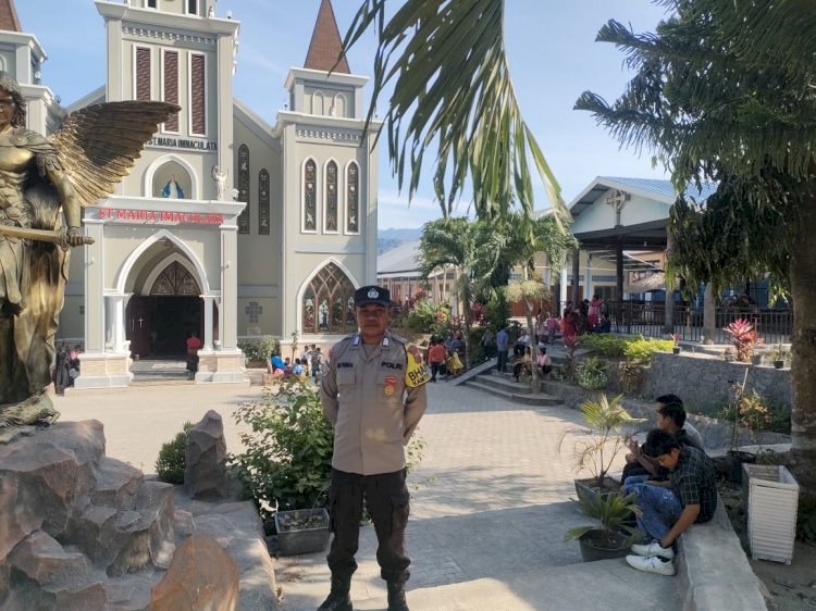 “Polres Sikka dan Jajaran Pastikan Situasi Kondusif saat Umat Kristiani Jalani Ibadah Minggu