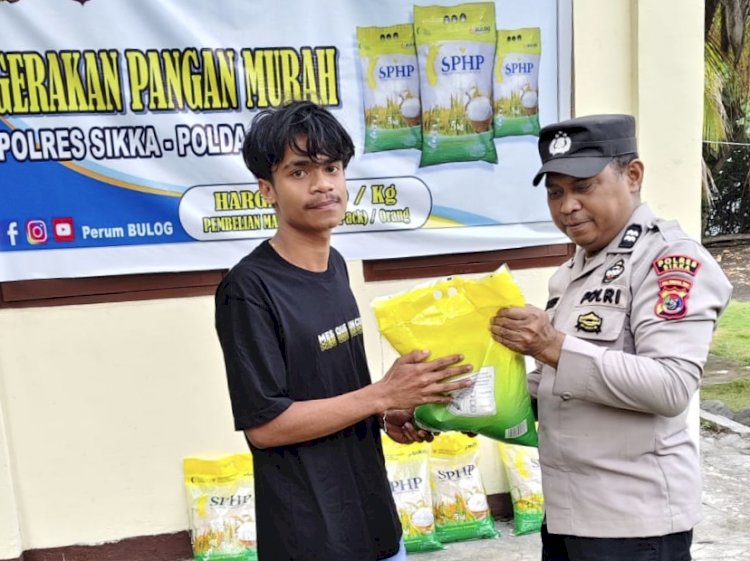 “Polsek Lela Polres Sikka dan Bulog Gelar Pangan Murah, 1 Ton Beras Ludes Diserbu Warga”