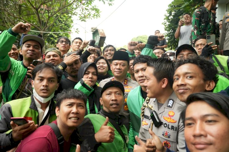Hadiri Pemakaman Affan Kurniawan di TPU Karet Bivak, Kapolda Metro Sampaikan Permohonan Maaf