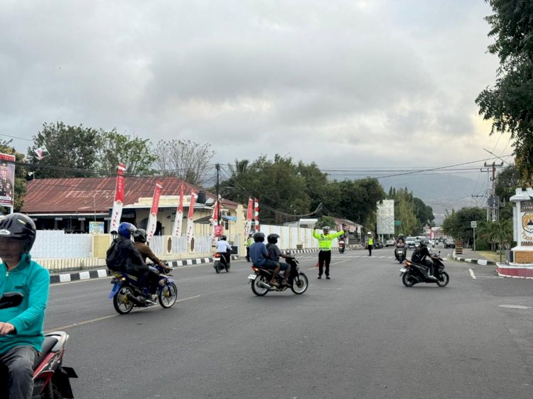 “Sat Lantas Polres Sikka Gelar Strong Point Sore untuk Wujudkan Kamseltibcarlantas”
