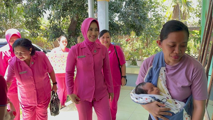 Ketua Bhayangkari Cabang Sikka Polres Sikka Polda NTT Melaksanakan Kegiatan Bhayangkari Peduli