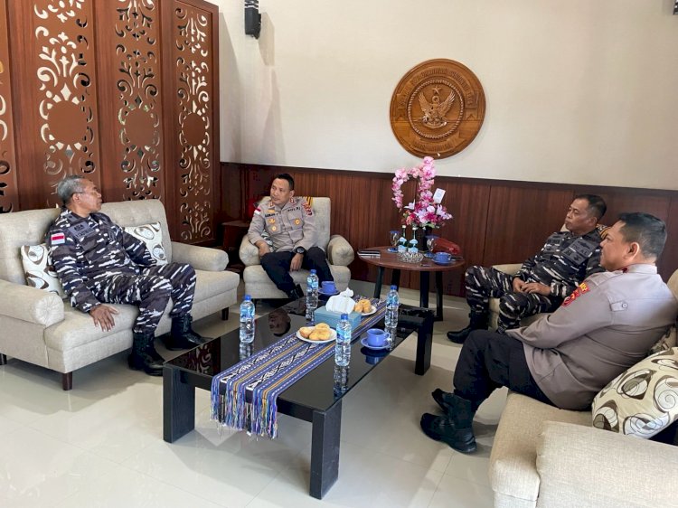 Kapolres Sikka Jalin Sinergitas TNI-Polri Lewat Kunjungan Silaturahmi ke Lanal Maumere