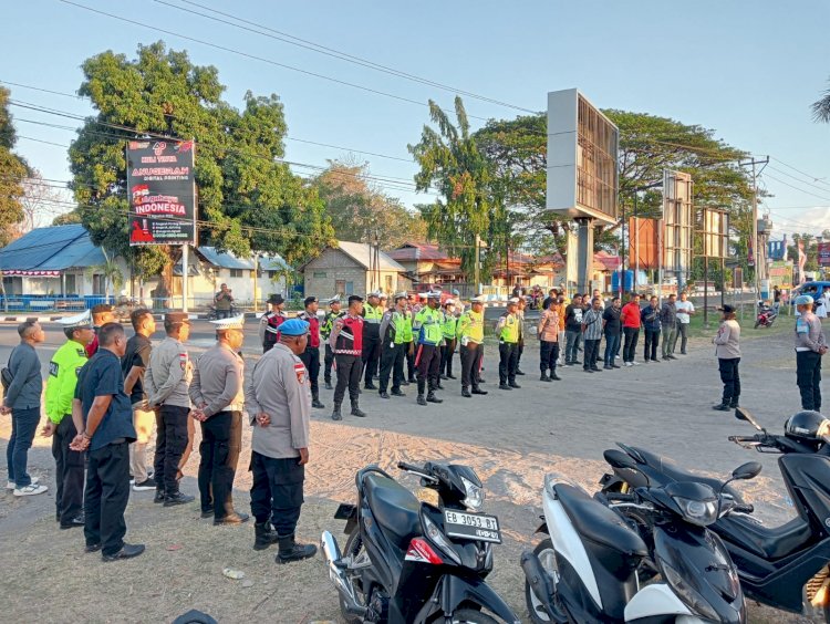 Ribuan Lilin Menyala, Polres Sikka Polda NTT Jaga Ketertiban Aksi Damai di Gelora Samador