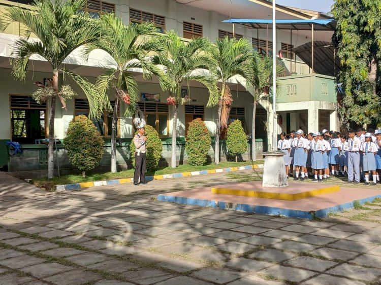 Lewat Upacara Bendera, Satlantas Polres Sikka  Polda NTT Tanamkan Disiplin Berlalu Lintas Sejak Dini