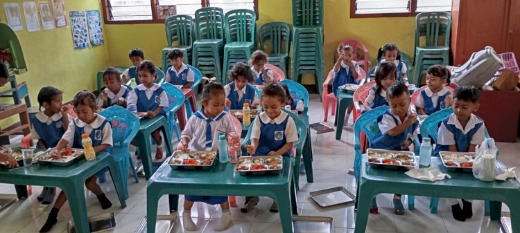 Polsek Lela Polres Sikka Dampingi Penyaluran Makan Bergizi Gratis di 16 Sekolah