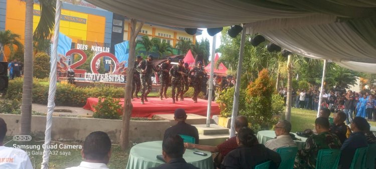 Personil Brimob Batalyon B pelopor Satbrimob polda NTT Tampil Memukau Dalam Acara Opening Ceremony Dies Natalis Ke-20 Unipa Maumere