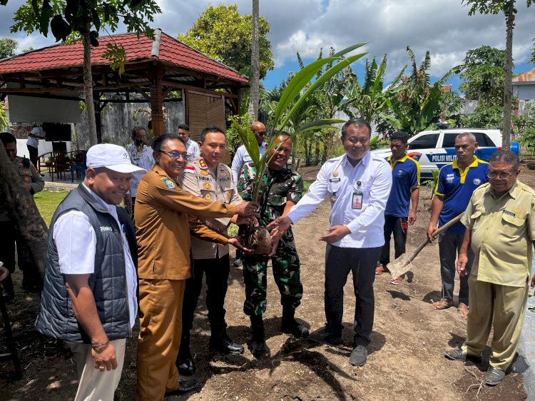 Dalam Rangka Mendukung Ketahanan Pangan Nasional: Kapolres Sikka Polda NTT Turut Serta Menanam Pohon Kelapa