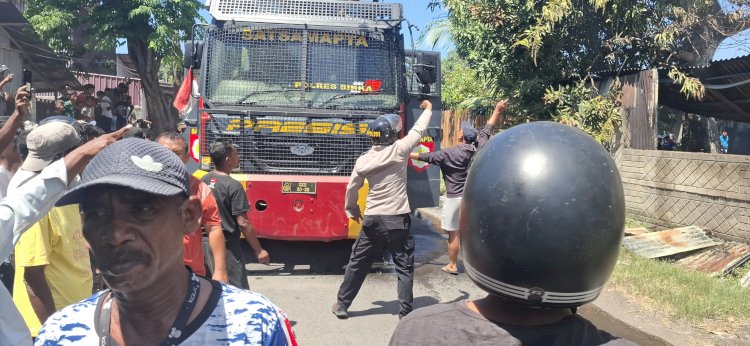 Polres Sikka Polda NTT Terjunkan Water Cannon Bantu Padamkan Kebakaran Rumah Warga di Kel. Beru, Kec.Alok Timur,Kab.Sikka