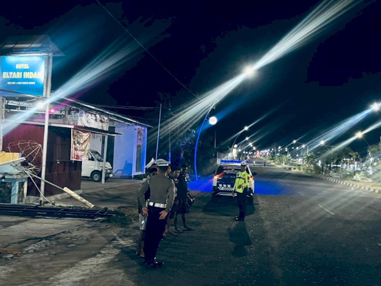 “Patroli Lampu Biru Warnai Malam Kota Maumere, Ciptakan Kamseltibcarlantas Aman dan Lancar”