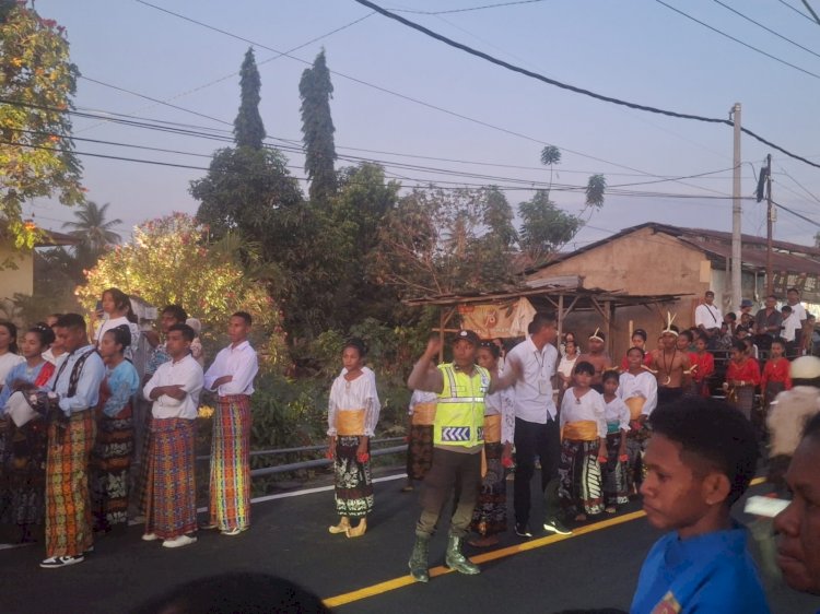 Warga Antusias Sambut Kirab Salib NYD, Polsek Kewapante Polres Sikka Laksanakan Pengamanan