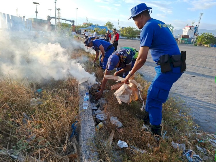 Polres Sikka Polda NTT Warnai Harhubnas 2025 dengan Aksi Bersih Laut dan Pantai di Maumere