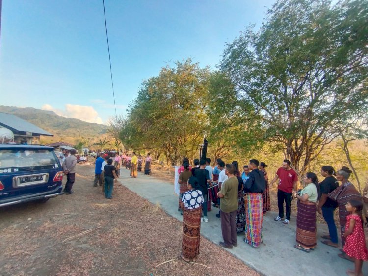 POLSEK KEWAPANTE POLRES SIKKA POLDA NTT LAKSANAKAN PENGAMANAN KIRAB SALIB NUSRA YOUTH DAY OLEH OMK PAROKI REINHA ROSARIO KEWAPANTE-MAUMERE