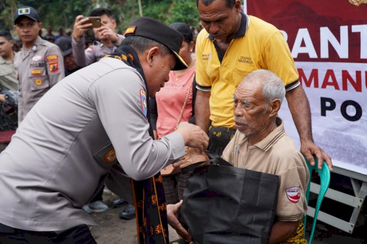 BANTUAN KEMANUSIAN POLRI TIBA DI MAUPONGGO DISAMBUT ANTUSIAS WARGA DAN BUPATI