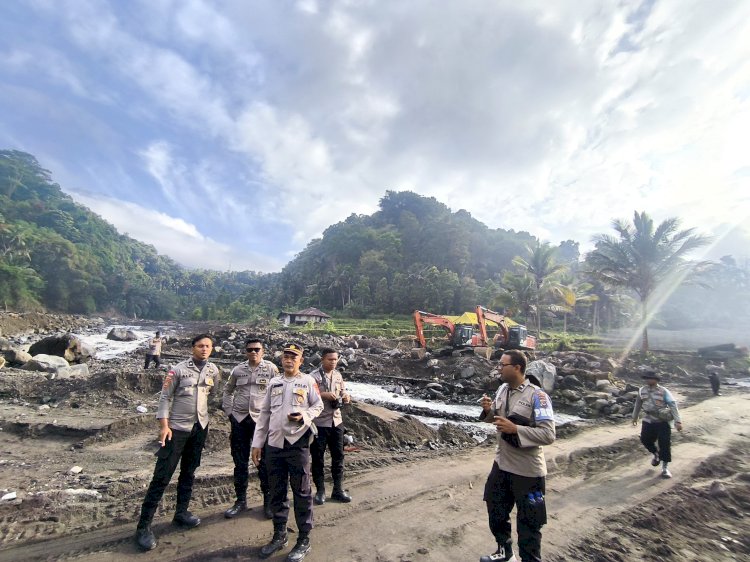 “Polri Salurkan Bantuan dan Kerahkan Tim K-9, Pencarian Korban Banjir Bandang Mauponggo Terus Dilanjutkan
