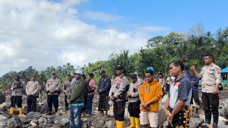 Doa Keluarga Iringi Pencarian Korban Banjir Mauponggo oleh Tim K-9 Polri