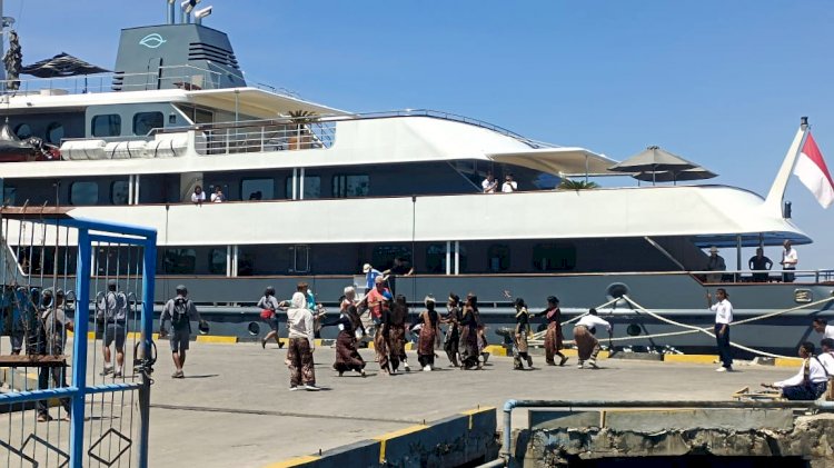PERSONIL KPPP LAUT POLRES SIKKA POLDA NTT LAKSANAKAN PENGAMANAN KEDATANGAN KAPAL ASING AGUA BLU  DI PELABUHAN LORENS SAY MAUMERE