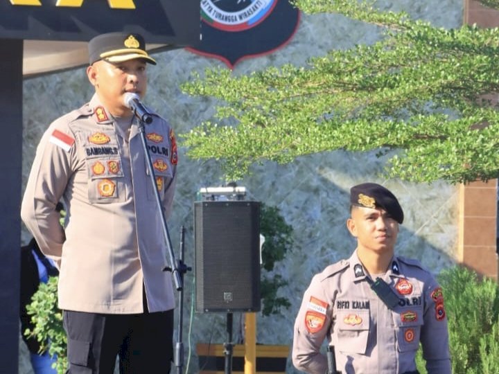 Kapolres Sikka Tekankan Disiplin dan Respon Cepat Personel Saat Pimpin Apel Jam Pimpinan