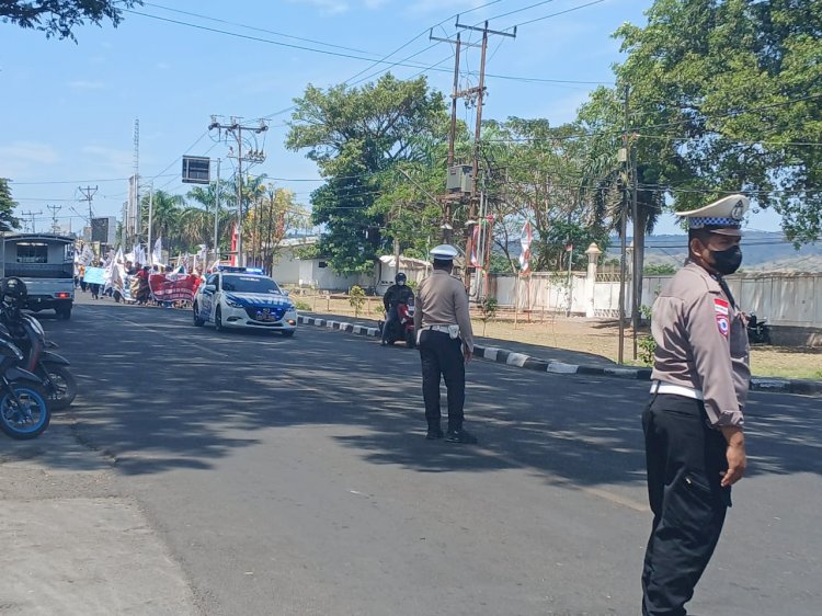 Satlantas Polres Sikka Polda NTT Laksanakan Pengawalan dan Pengamanan Arus Lalu Lintas Aksi Damai RAM, KPA, dan AMAN