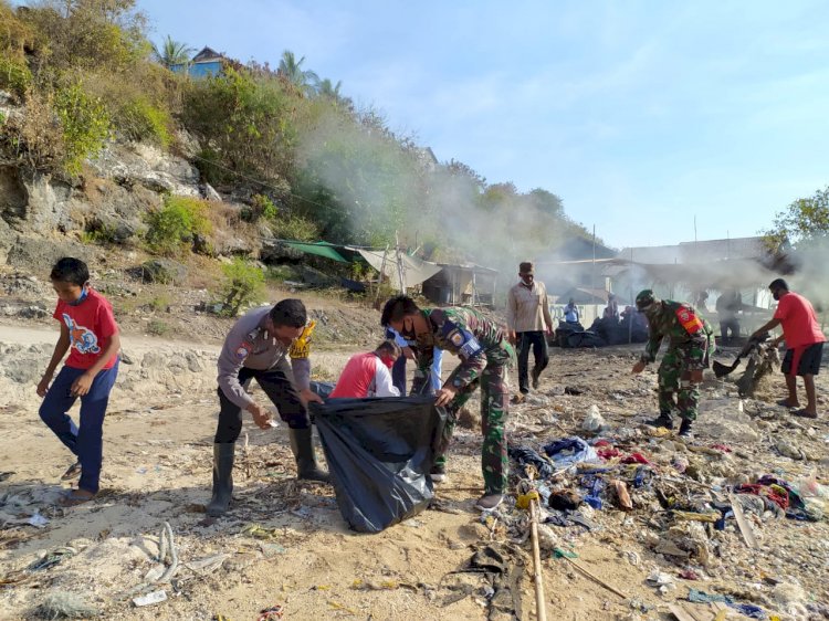 “Bhabinkamtibmas Desa Pemana Sikka Gandeng Warga Bersihkan Pantai, Jaga Ekosistem Laut Tetap Lestari”