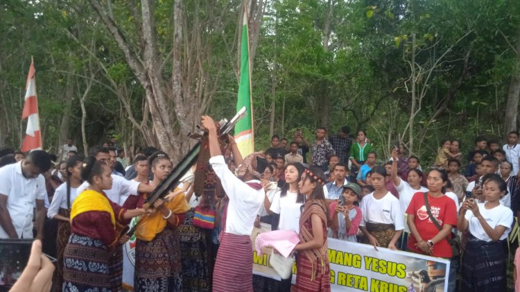 Polsek Waigete  Polres Sikka Polda NTT Amankan Kirab Salib Nusra Youth Day.