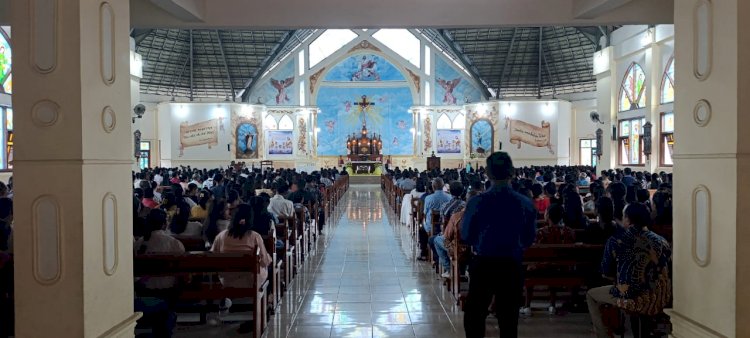 Polres Sikka Monitoring Ibadah Misa Minggu Sore di Kota Maumere