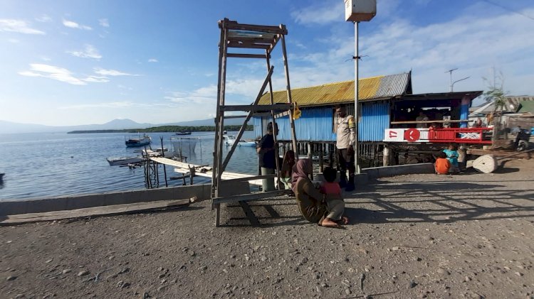 Rumah Nelayan Roboh Diterjang Angin, Posek Alok Polres Sikka Polda NTT Hadir Beri Dukungan Moral