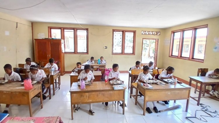 “3.999 Anak di Sikka Serentak Nikmati Makan Bergizi Gratis, Polsek Kewapante Polres Sikka  Turun Kawal Hingga Tuntas