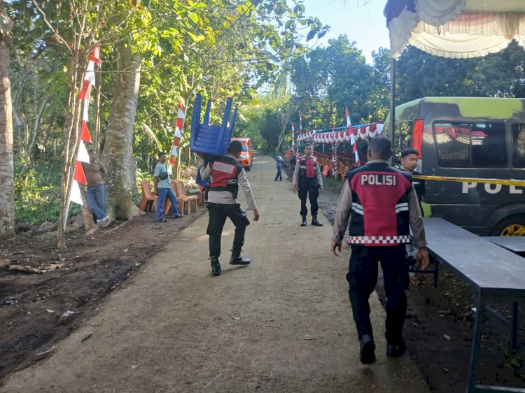 Sat Samapta Polres Sikka Polda NTT Hadirkan Rasa Aman dan Kepedulian dalam Penyaluran Bansos Bhayangkari di Kloangpopot.