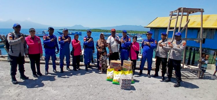 “Rumah Hanyut Diterjang Angin Kencang, Sat Polairud Polres Sikka Polda NTT Cepat Hadir Bantu Korban”