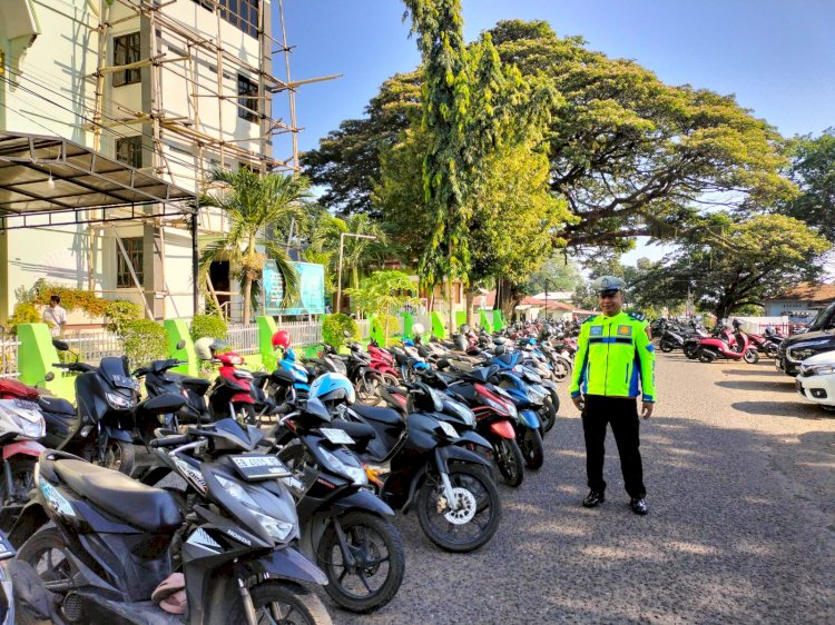 Hadir di Gereja Sejak Pagi, Sat Lantas Sikka Polda NTT Wujudkan Ibadah Aman Tanpa Kemacetan