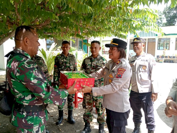 Sambut HUT TNI ke-80, Polsek Alok Polres Sikka Lakukan Silaturahmi ke Koramil Alok Perkuat Sinergitas TNI–Polri