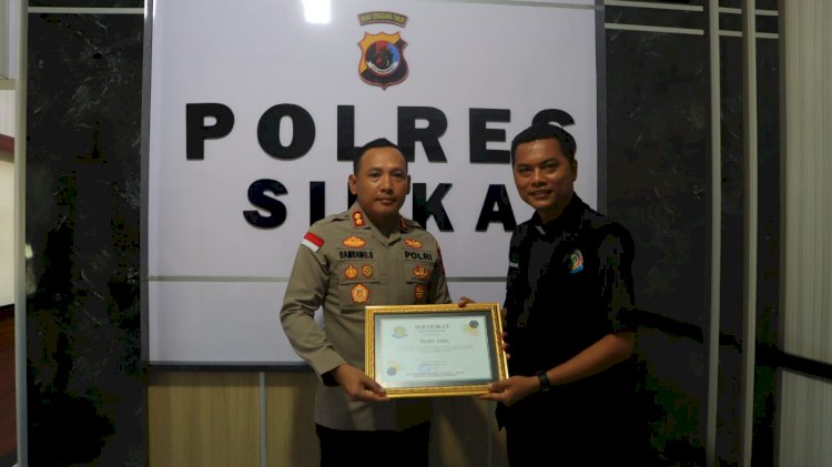 Polres Sikka Terima Penghargaan Dari Kampus Politeknik Kristo Re Maumere Atas Kesigapan Penanganan Kebakaran
