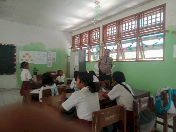 “Bhabinkamtibmas Desa Lela Dekatkan Diri dengan Siswa SDK Lela II, Wujudkan Sekolah Aman dan Kondusif”